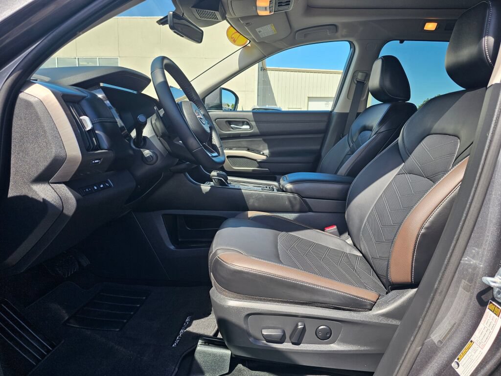 Used 2025 Nissan Pathfinder Platinum AWD/4WD image 10