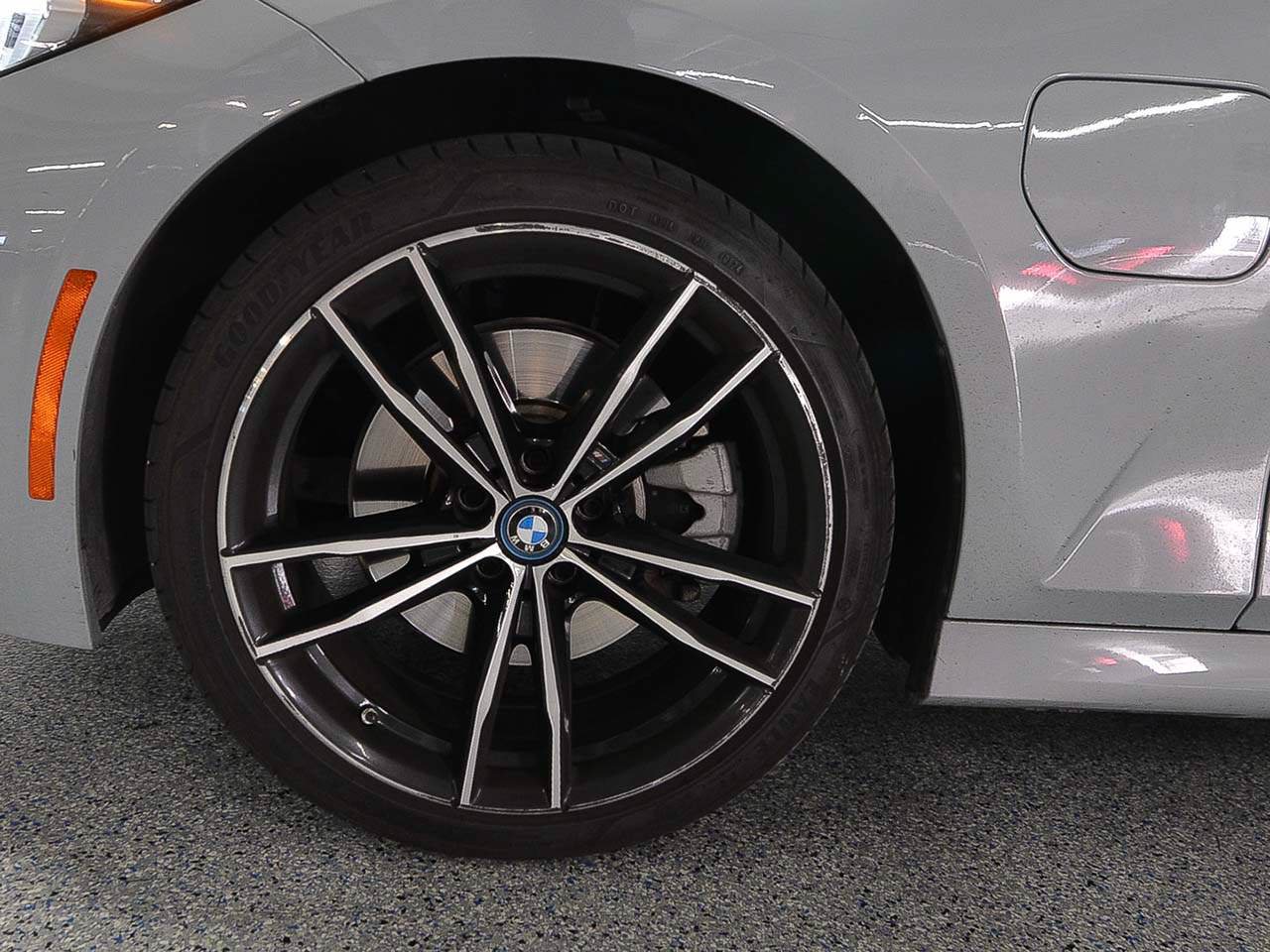 Used 2024 BMW 330e w/ M Sport Package RWD image 5