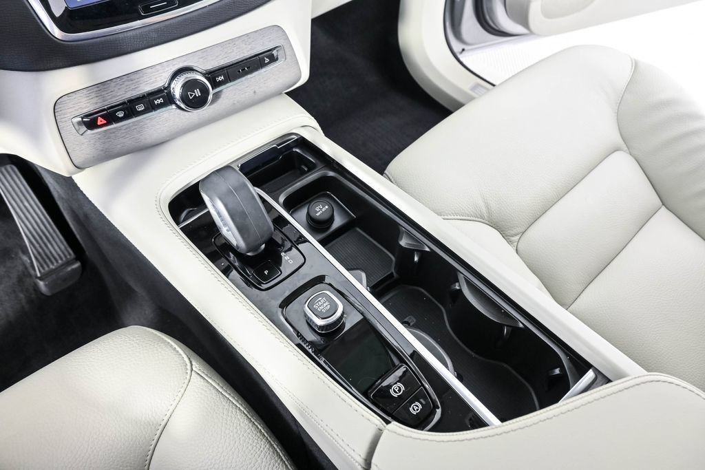 Certified 2025 Volvo XC90 T8 Core w/ Protection Package AWD/4WD image 18