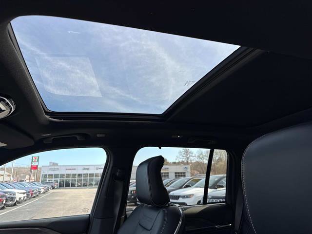 Certified 2025 Jeep Grand Cherokee Overland w/ Luxury Tech Group IV image 15