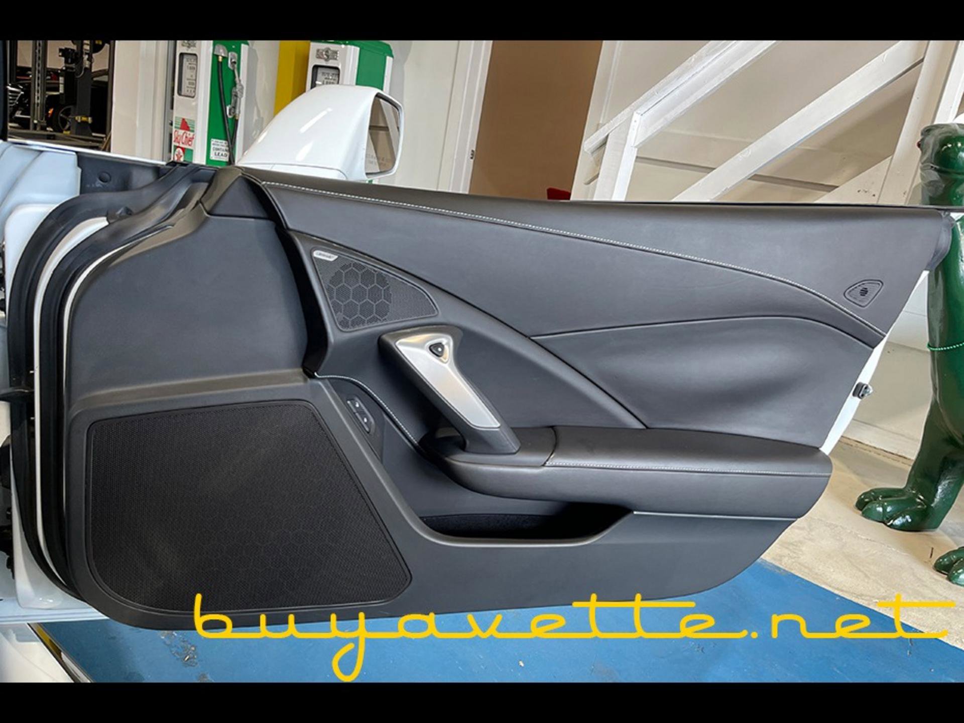 Used 2015 Chevrolet Corvette Z06 w/ 3LZ Preferred Equipment Group RWD image 24