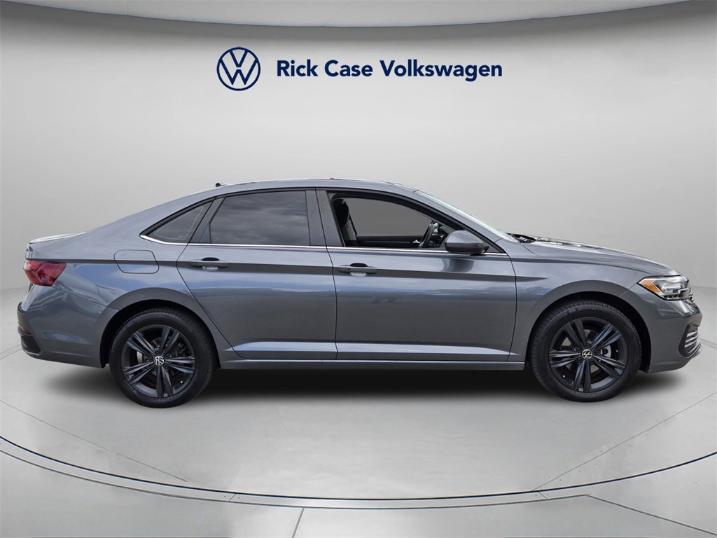 Certified 2024 Volkswagen Jetta SE w/ Panoramic Sunroof Package image 3