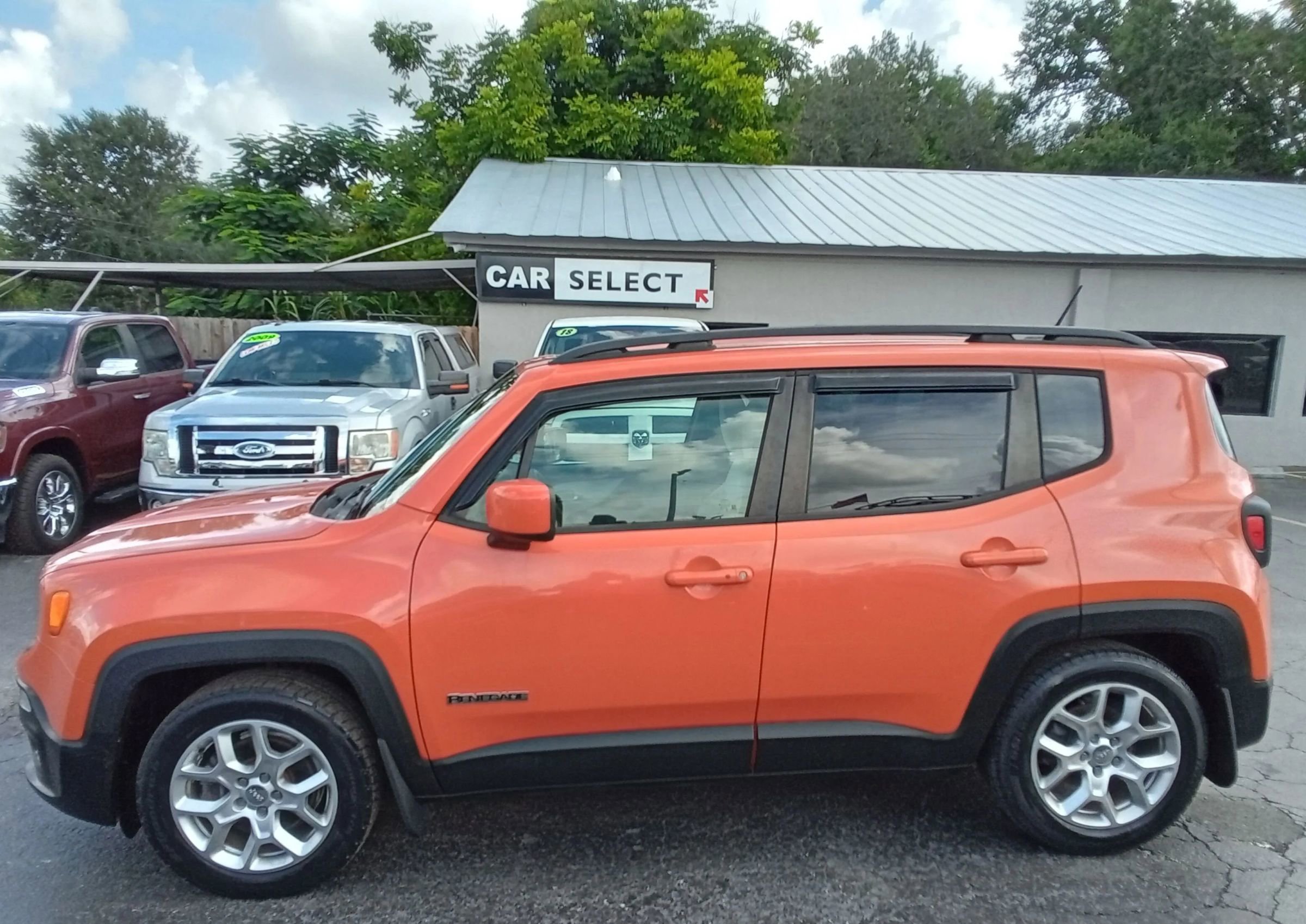 Used 2015 Jeep Renegade Latitude w/ Popular Equipment Group FWD image 8