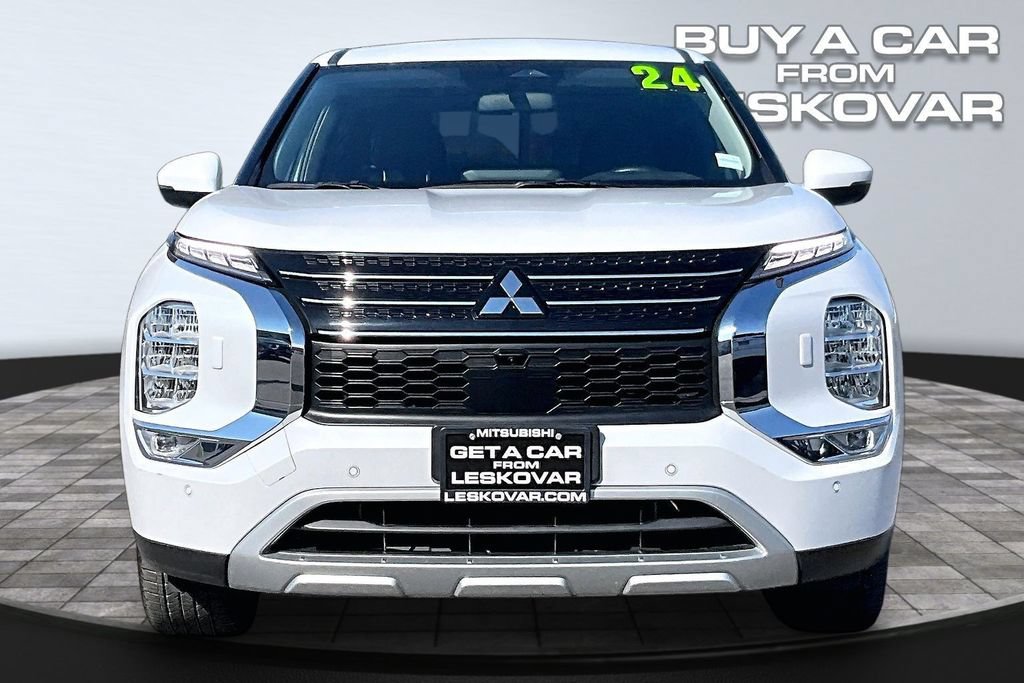 Used 2024 Mitsubishi Outlander 4WD Plug-In Hybrid image 3