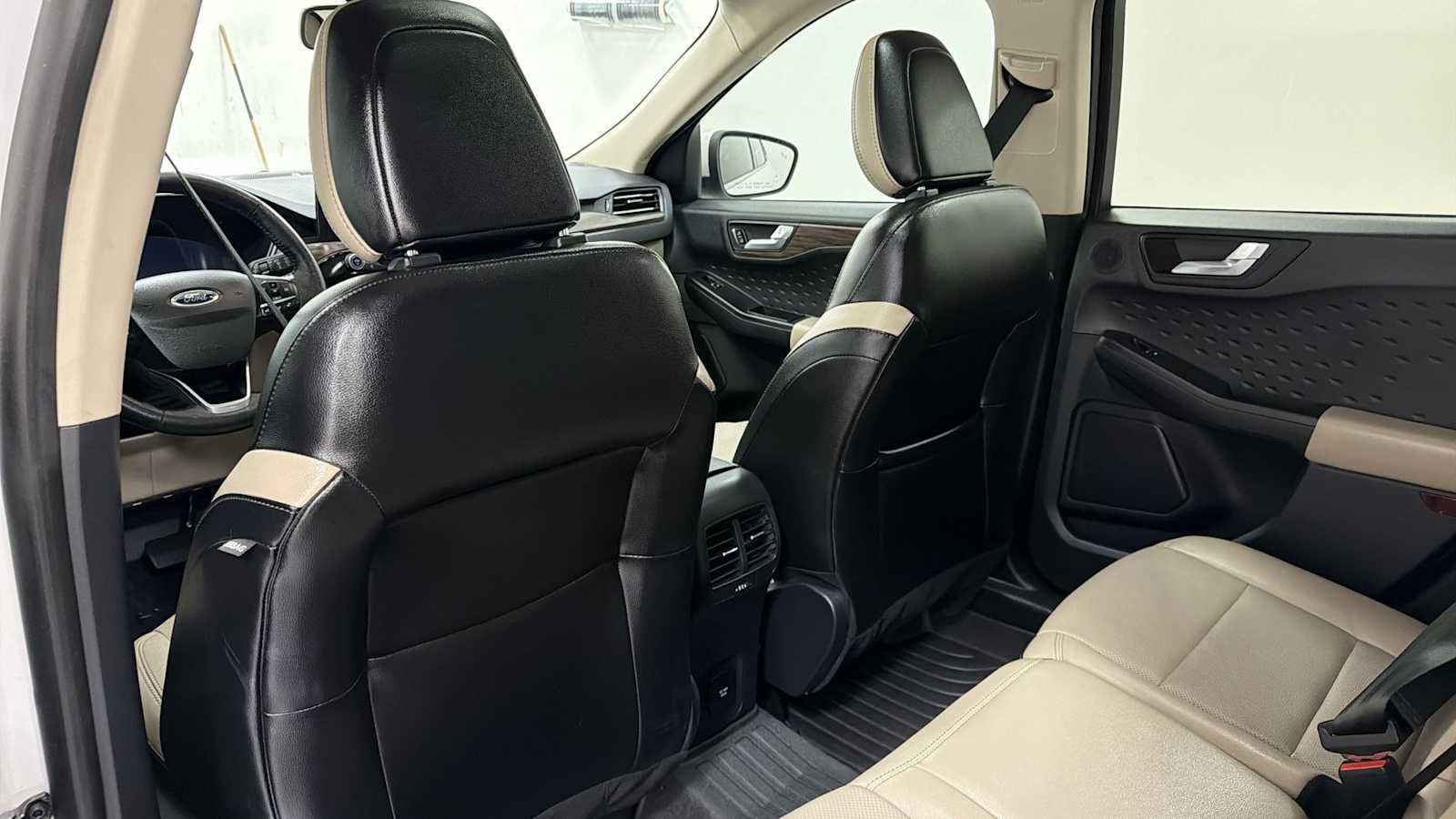Used 2020 Ford Escape Titanium w/ Titanium Premium Package 2.0 AWD/4WD image 26