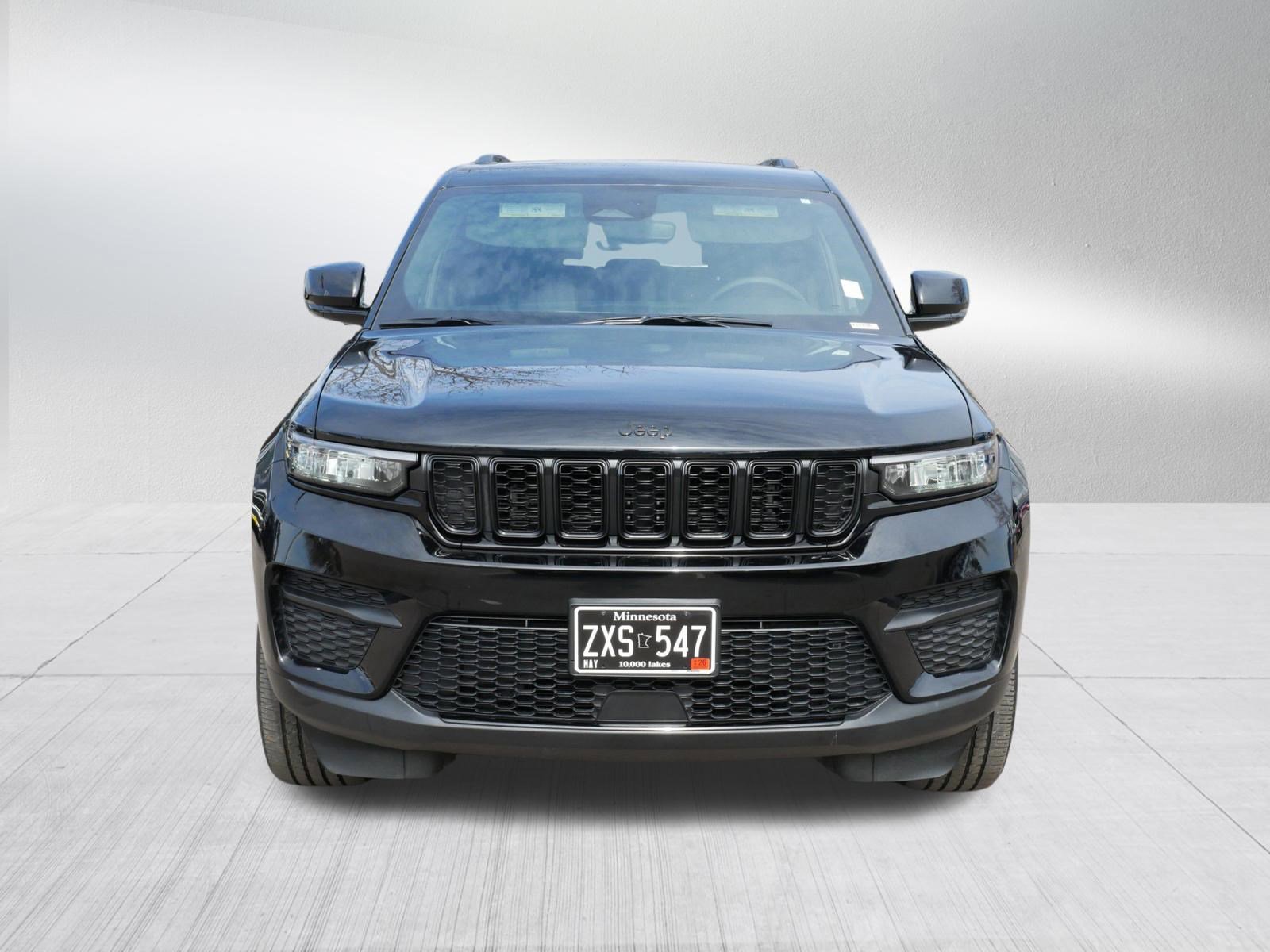 Used 2023 Jeep Grand Cherokee Altitude image 3