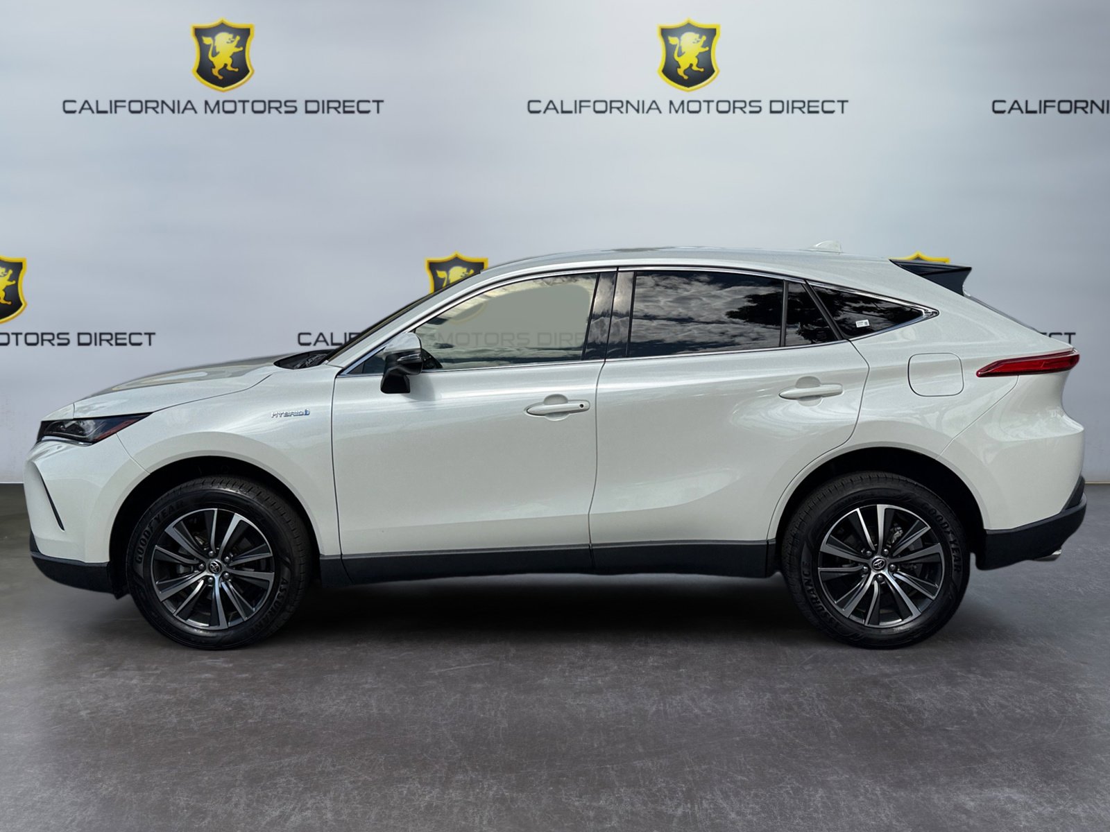 Used 2021 Toyota Venza LE image 2