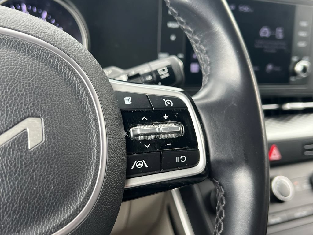 Used 2023 Kia Carnival LX FWD image 29