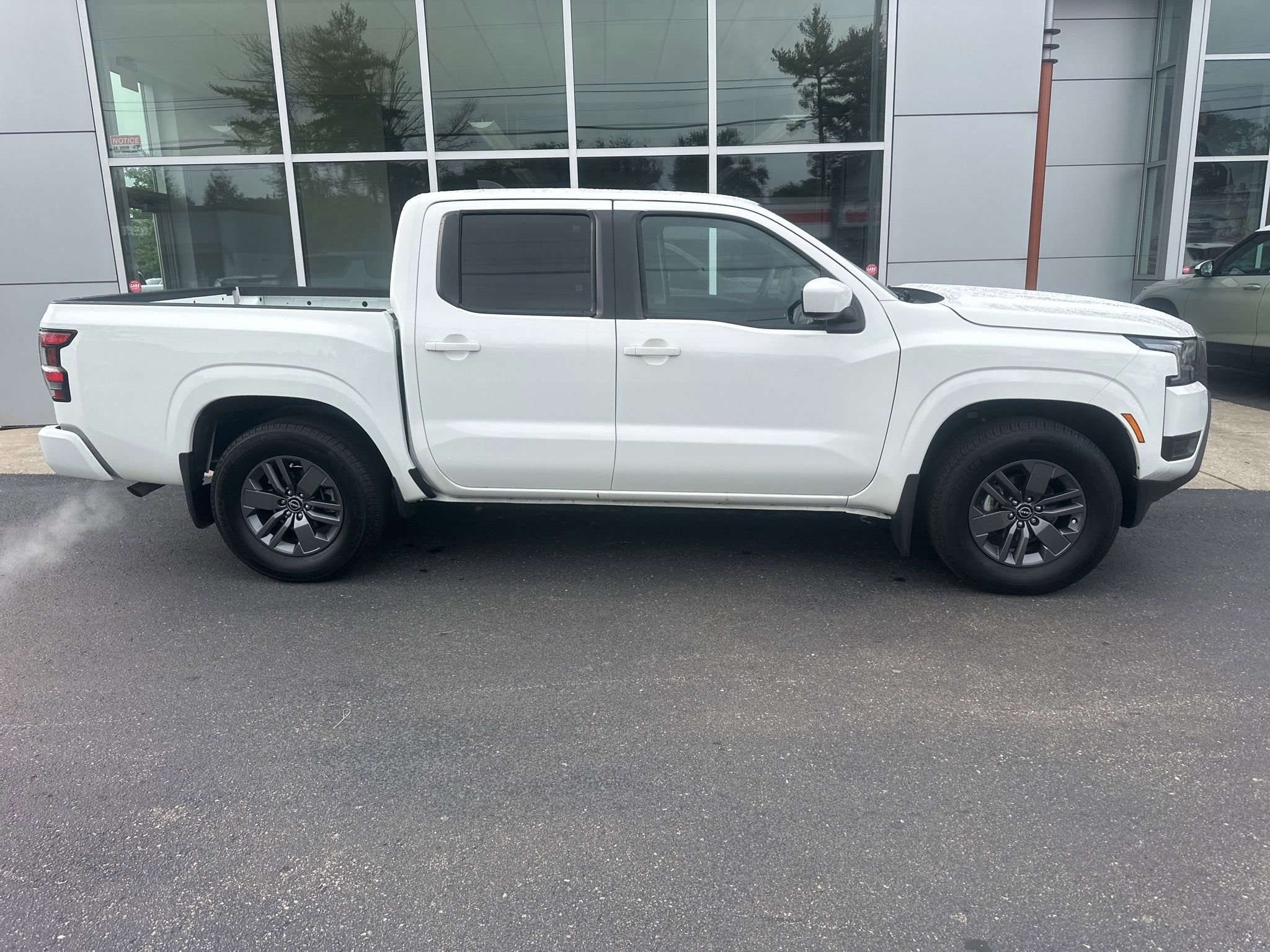 Used 2025 Nissan Frontier SV RWD image 2