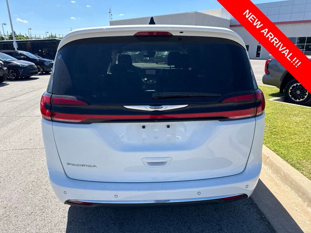 Used 2023 Chrysler Pacifica Touring-L FWD image 5