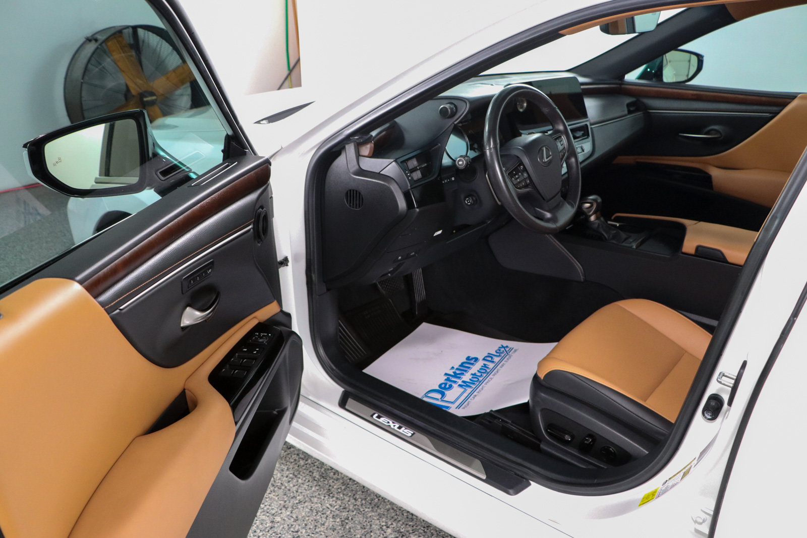 Used 2025 Lexus ES 350 w/ Premium Package FWD image 3