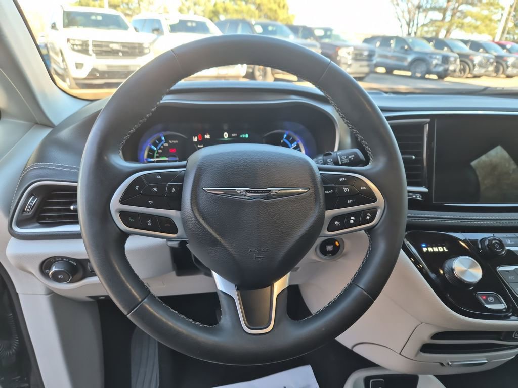 Used 2024 Chrysler Pacifica Select image 15