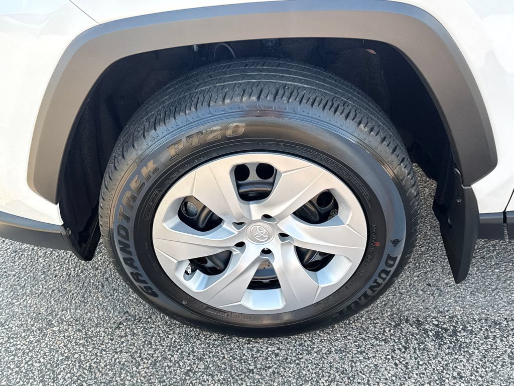 Used 2024 Toyota RAV4 LE AWD/4WD image 40