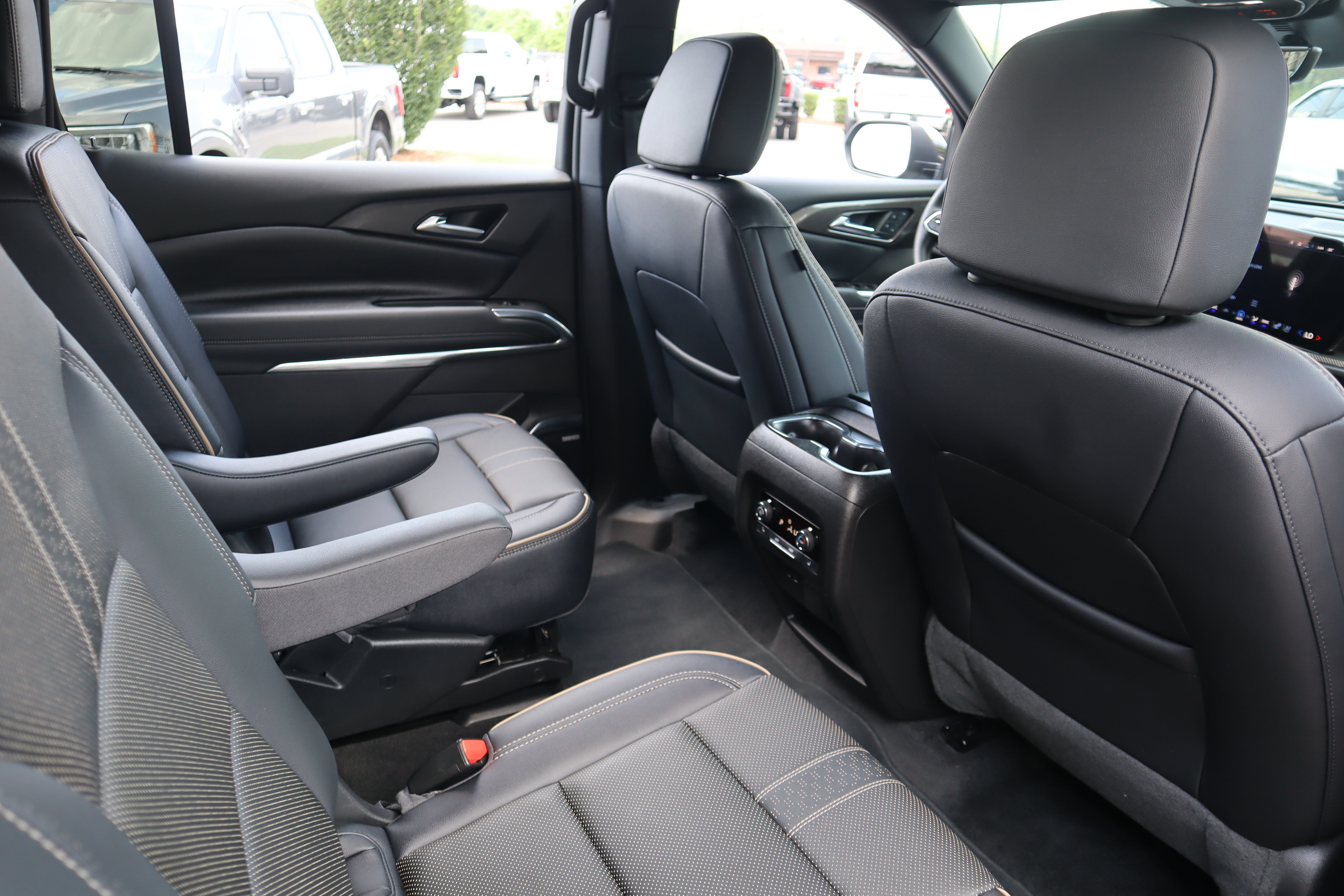 Used 2025 Chevrolet Traverse High Country FWD image 34