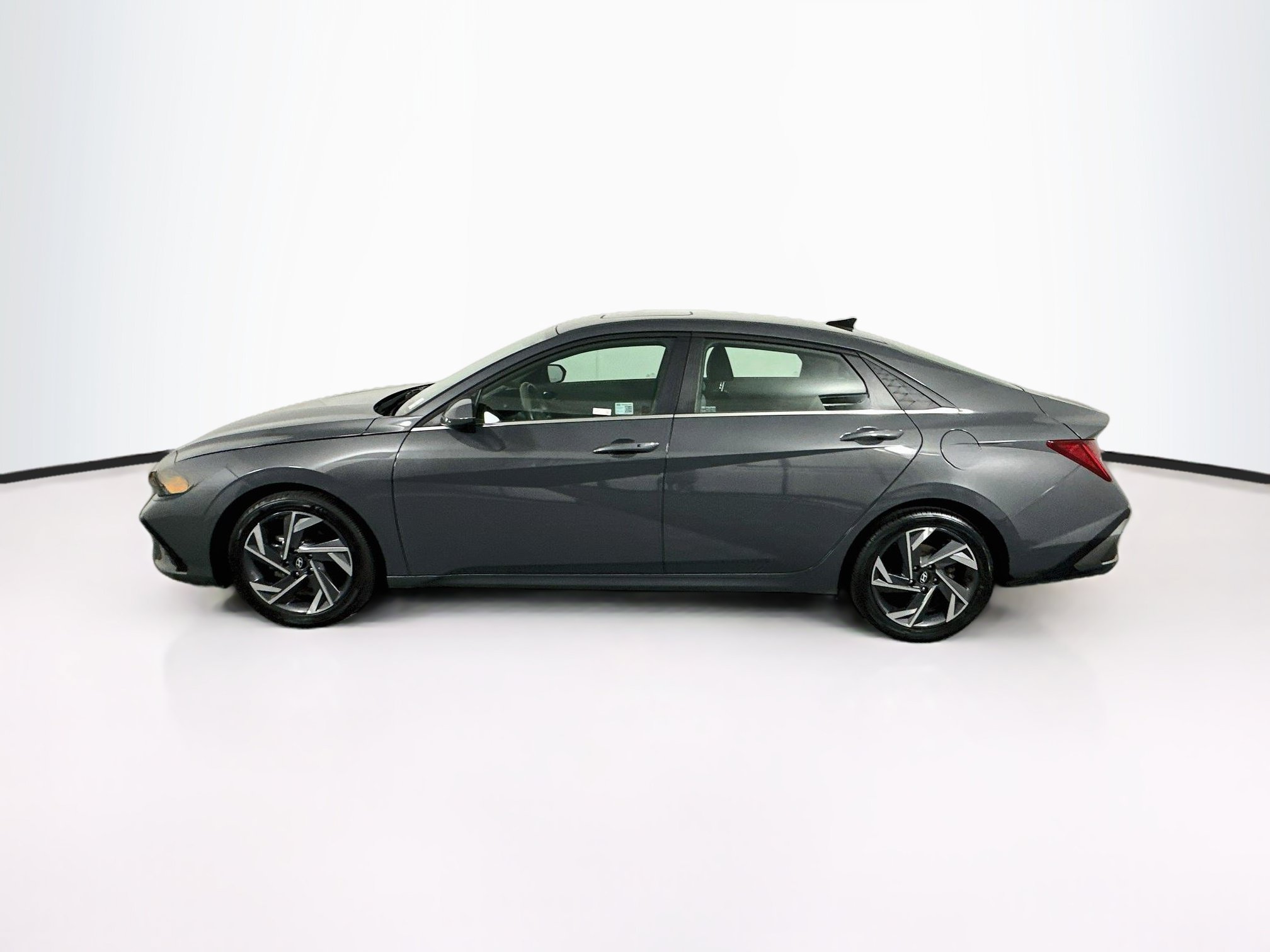 Used 2025 Hyundai Elantra SEL FWD image 4