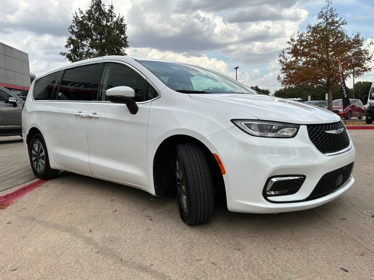 Used 2023 Chrysler Pacifica Touring-L FWD image 4