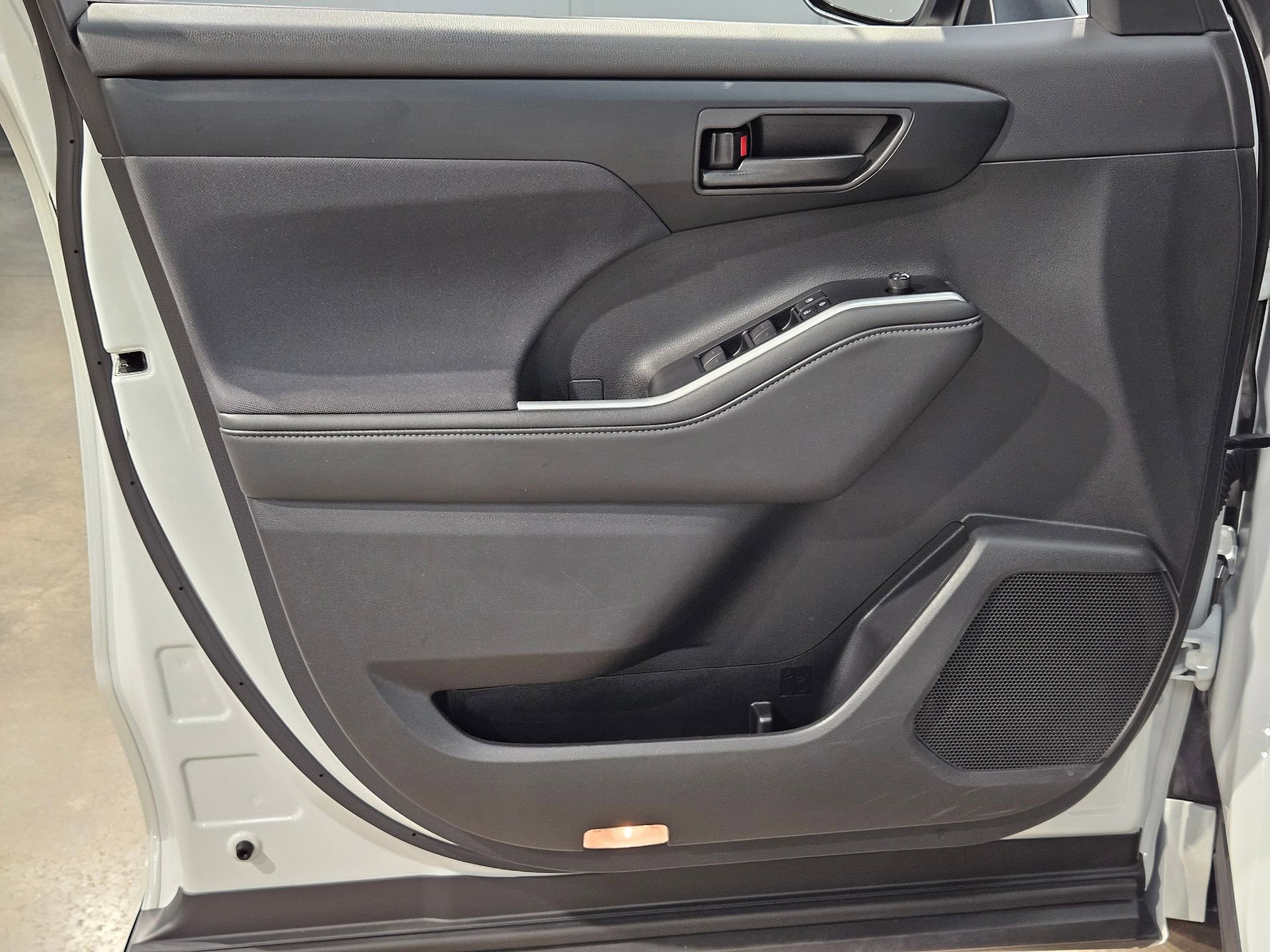 Certified 2025 Toyota Highlander LE FWD image 20