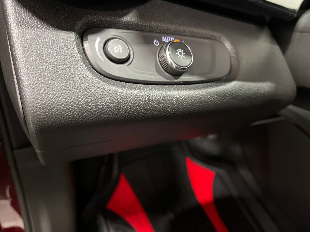 Used 2025 Chevrolet Trax RS w/ Sunroof Package image 16