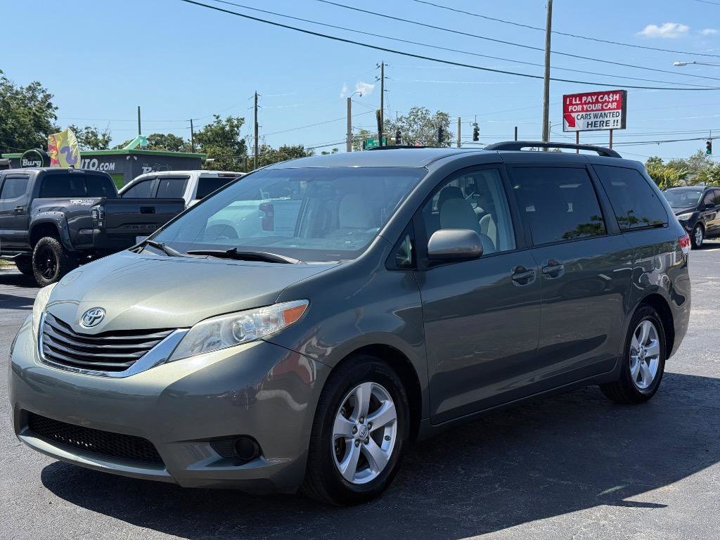 Used 2014 Toyota Sienna LE image 9