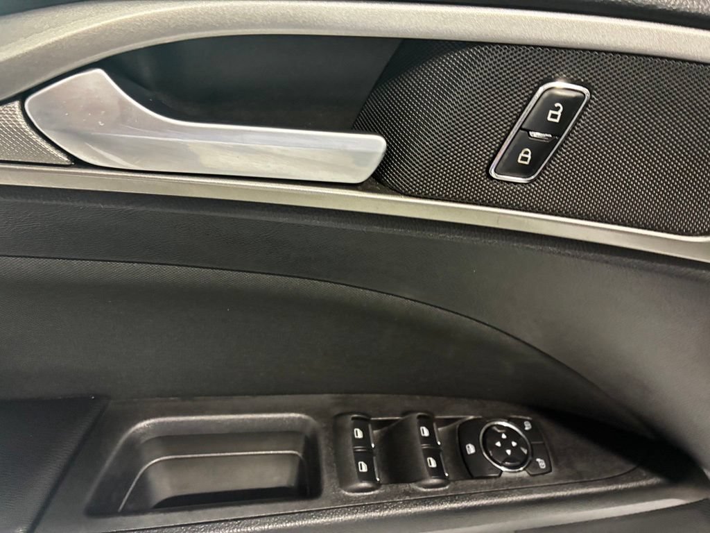 Used 2018 Ford Fusion SE w/ Fusion SE Technology Package FWD image 14