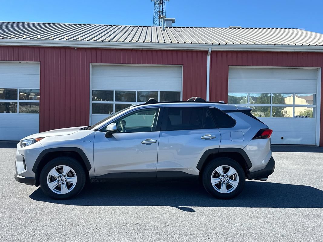 Used 2020 Toyota RAV4 LE w/ Carpet Mat Package AWD/4WD image 4