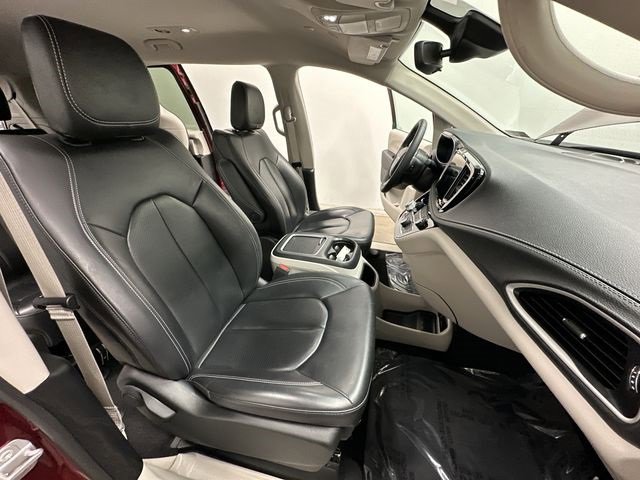 Used 2023 Chrysler Pacifica Touring-L image 22