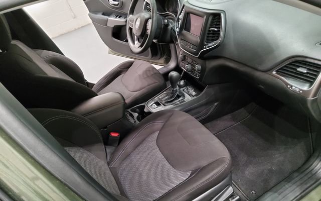 Used 2021 Jeep Cherokee Latitude AWD/4WD image 14