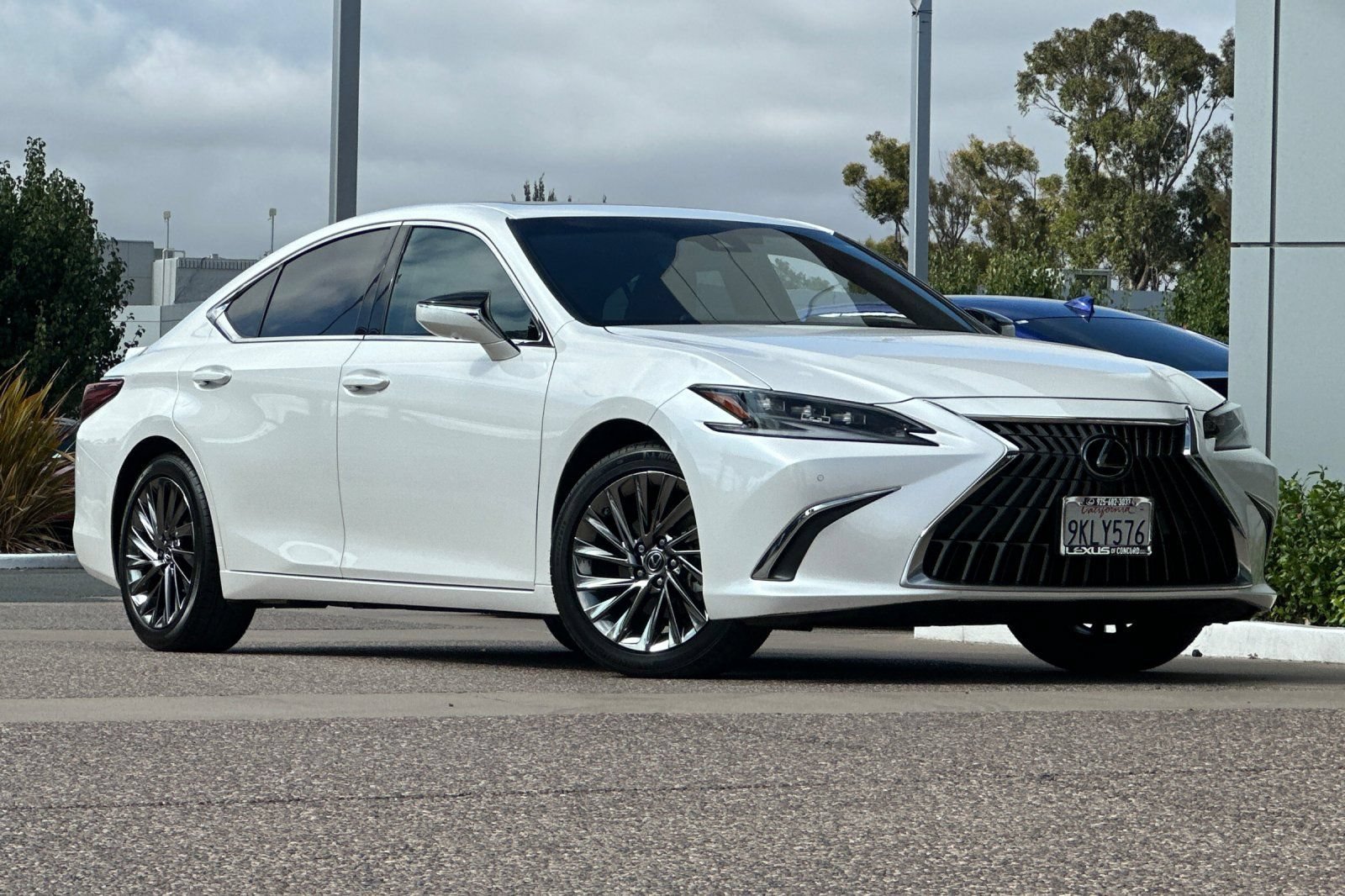 Used 2024 Lexus ES 300h w/ Accessory Package (Z1) FWD image 2
