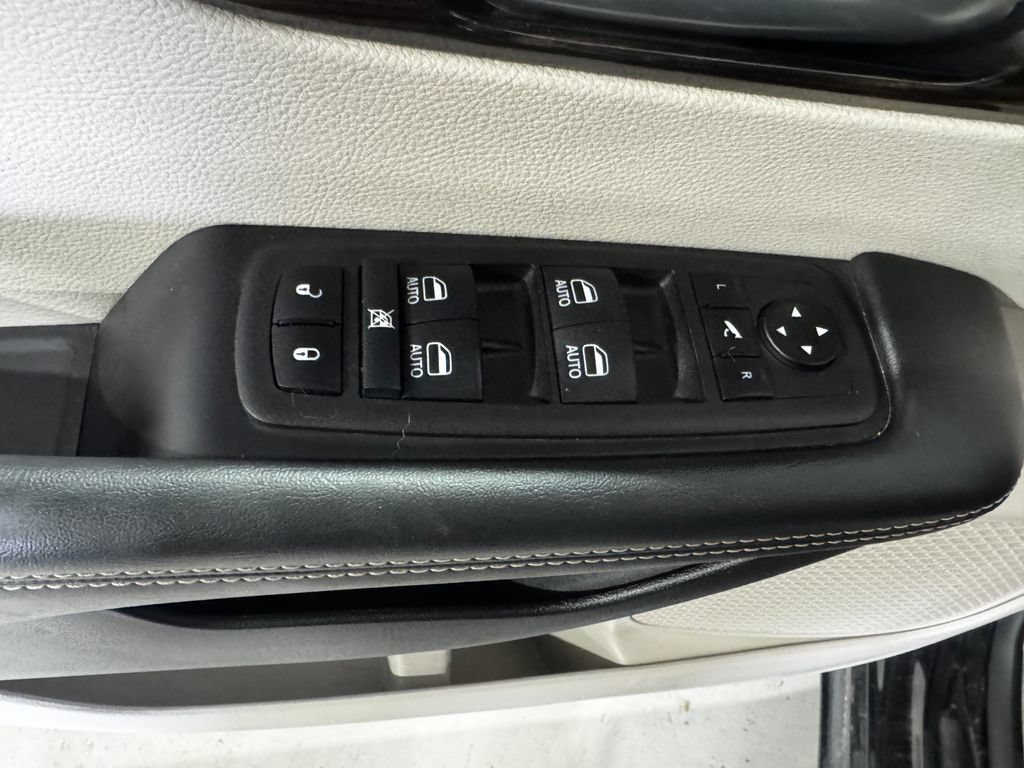 Used 2024 Chrysler Pacifica Limited FWD image 18