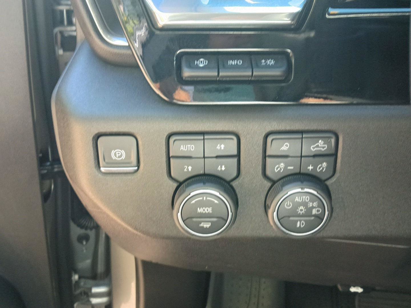 Used 2025 Chevrolet Silverado 1500 LTZ w/ Technology Package AWD/4WD image 32