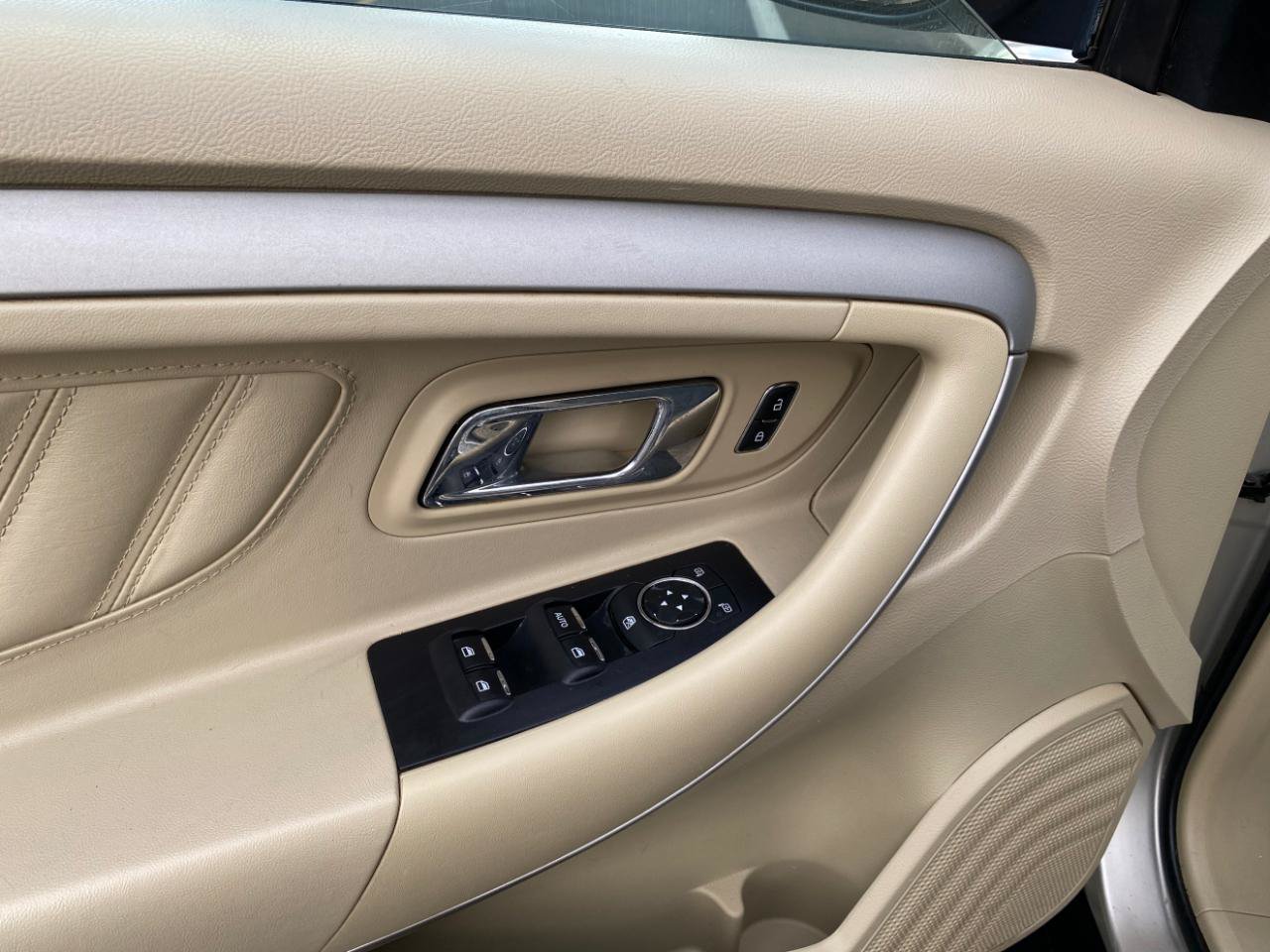Used 2018 Ford Taurus SE FWD image 29