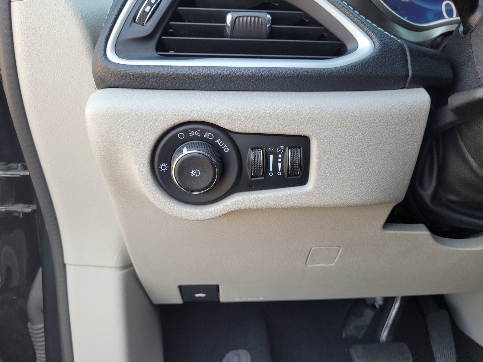 Used 2024 Chrysler Pacifica Limited FWD image 25