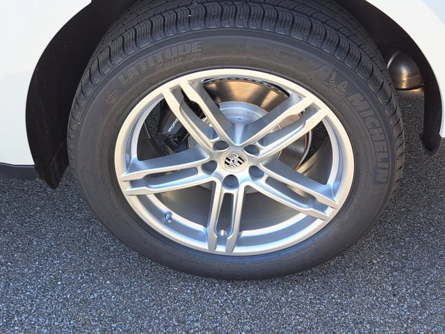 Used 2025 Porsche Macan image 12