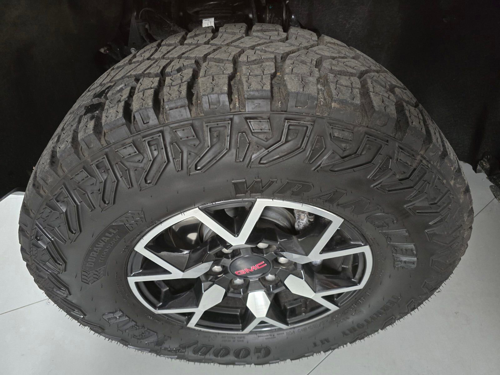 Used 2025 GMC Canyon AT4 w/ AT4X Package image 9