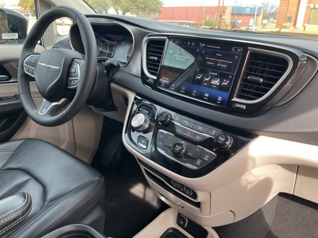Used 2024 Chrysler Pacifica Touring-L image 29