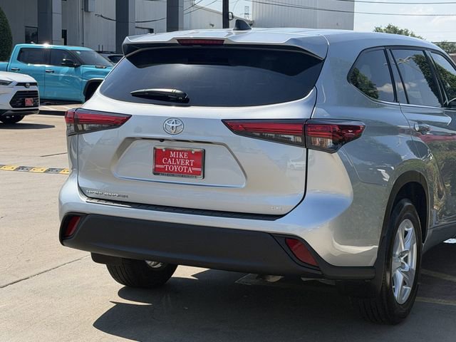 Used 2022 Toyota Highlander LE FWD image 7