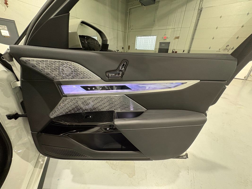 Used 2024 BMW i7 xDrive60 image 47