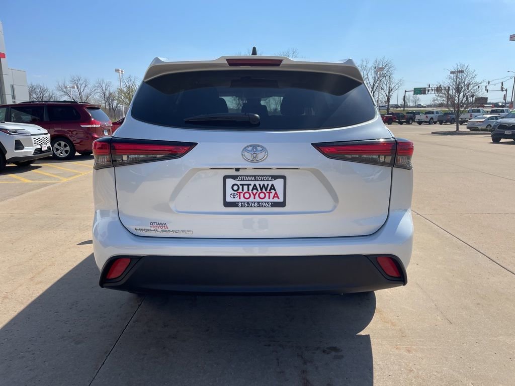 Used 2023 Toyota Highlander L image 6