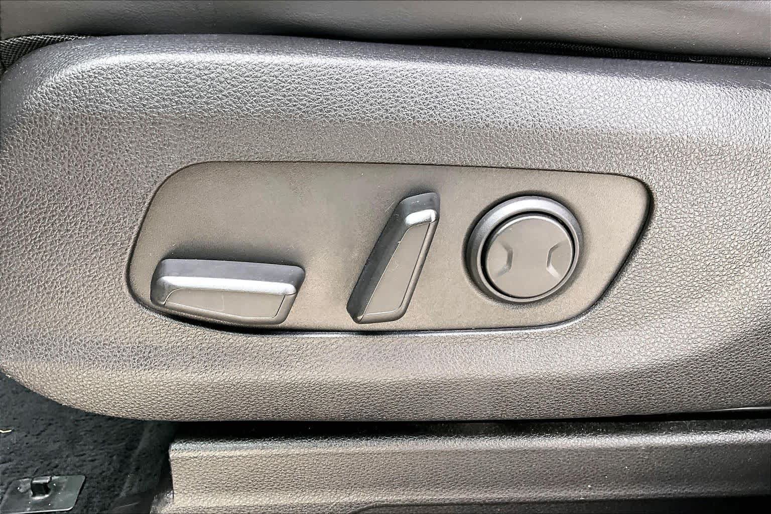 Used 2023 Kia Carnival EX FWD image 30