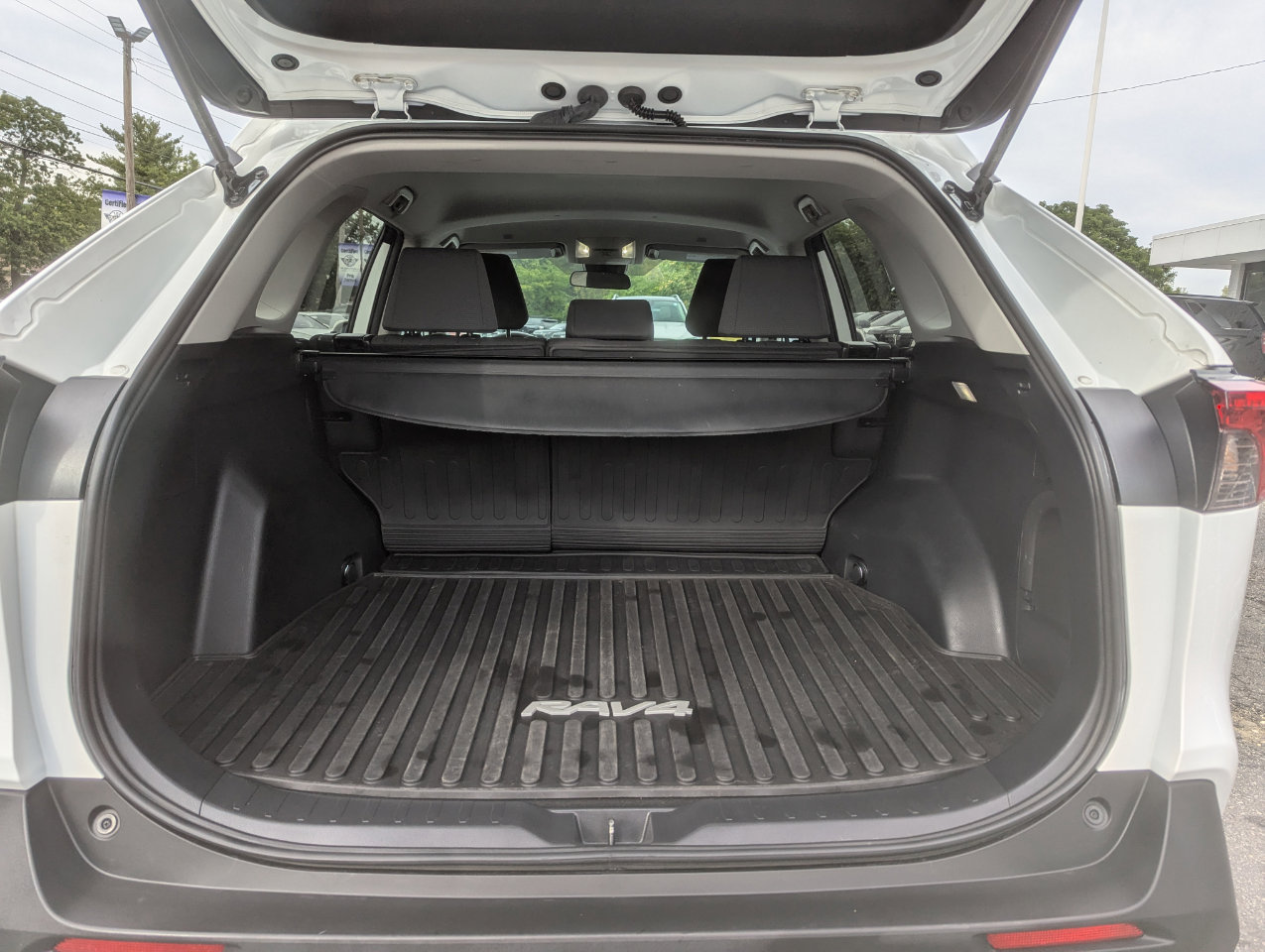 Used 2024 Toyota RAV4 XLE AWD/4WD image 44