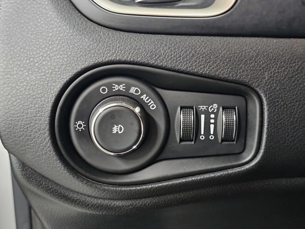 Used 2015 Jeep Renegade Latitude AWD/4WD image 30