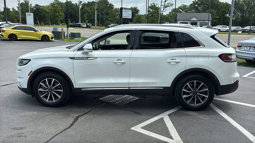 Used 2021 Lincoln Nautilus AWD image 3