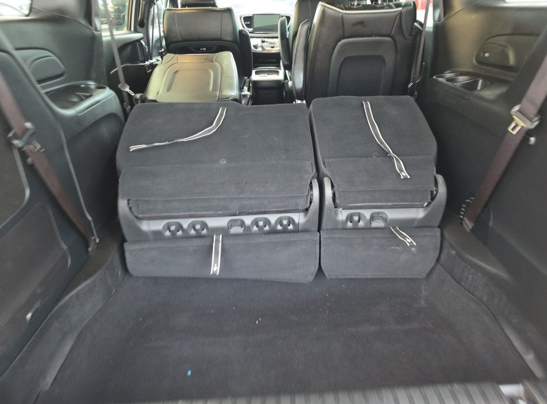 Used 2024 Chrysler Pacifica Premium FWD image 11