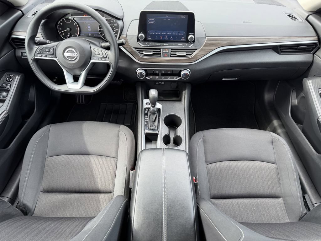 Used 2025 Nissan Altima 2.5 SV FWD image 12