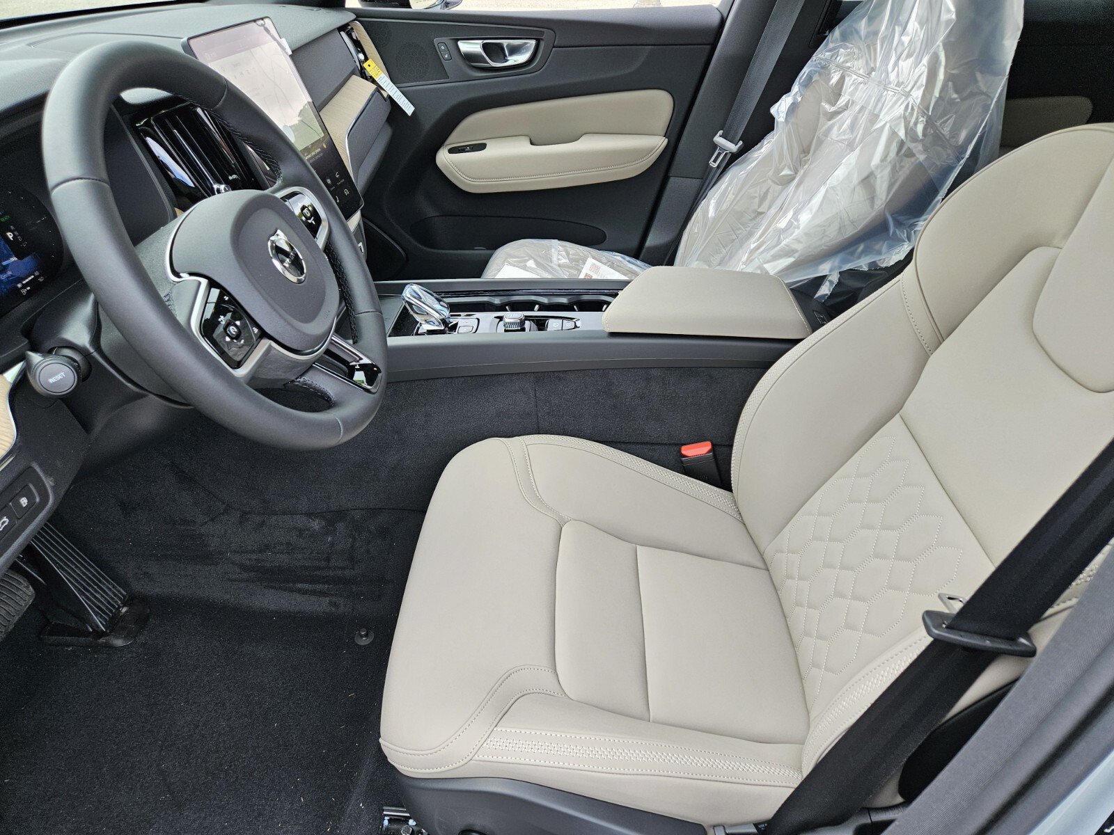 New 2026 Volvo XC60 T8 Plus w/ Protection Package Premier AWD/4WD image 7