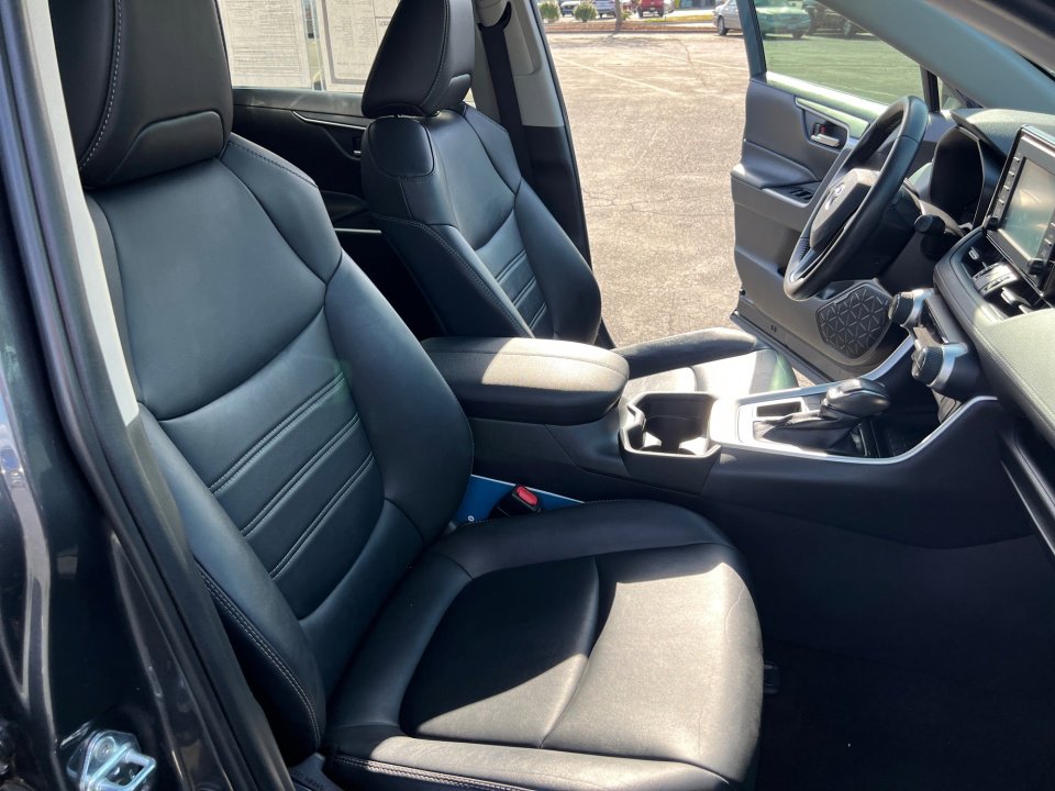 Used 2019 Toyota RAV4 XLE Premium image 32