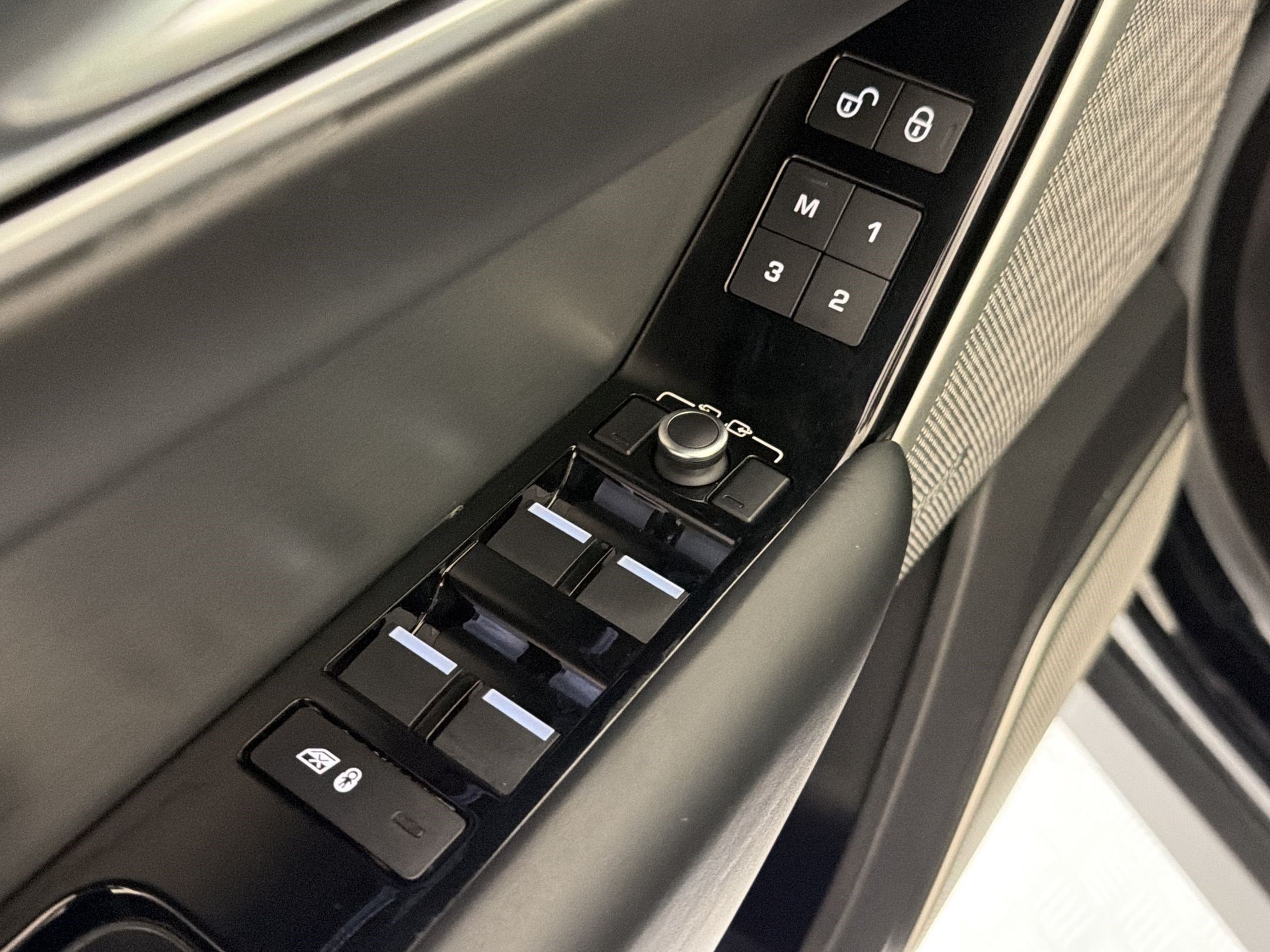 Used 2018 Land Rover Range Rover Velar R-Dynamic HSE AWD/4WD image 22
