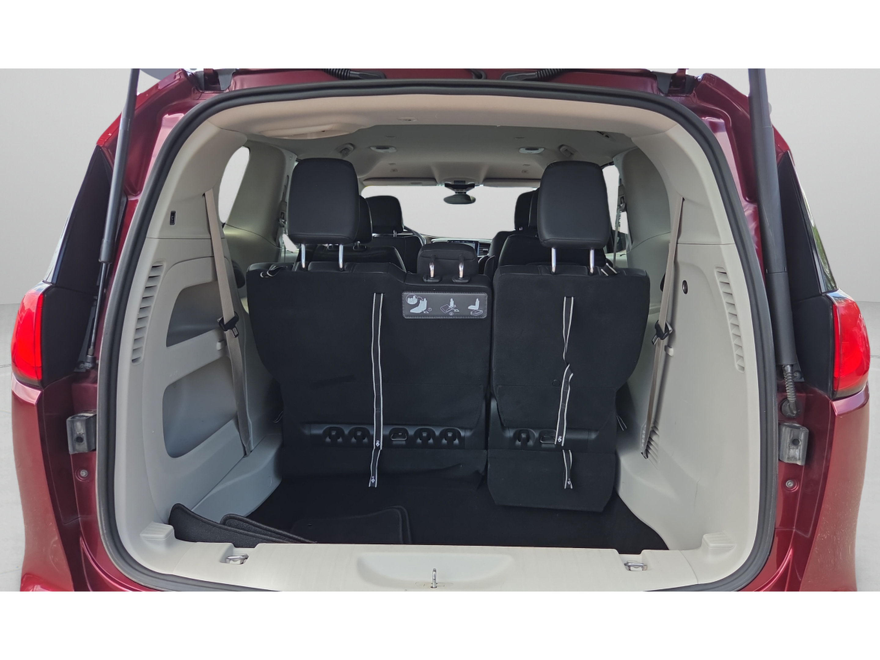 Used 2018 Chrysler Pacifica Touring-L w/ Tire & Wheel Group FWD image 17