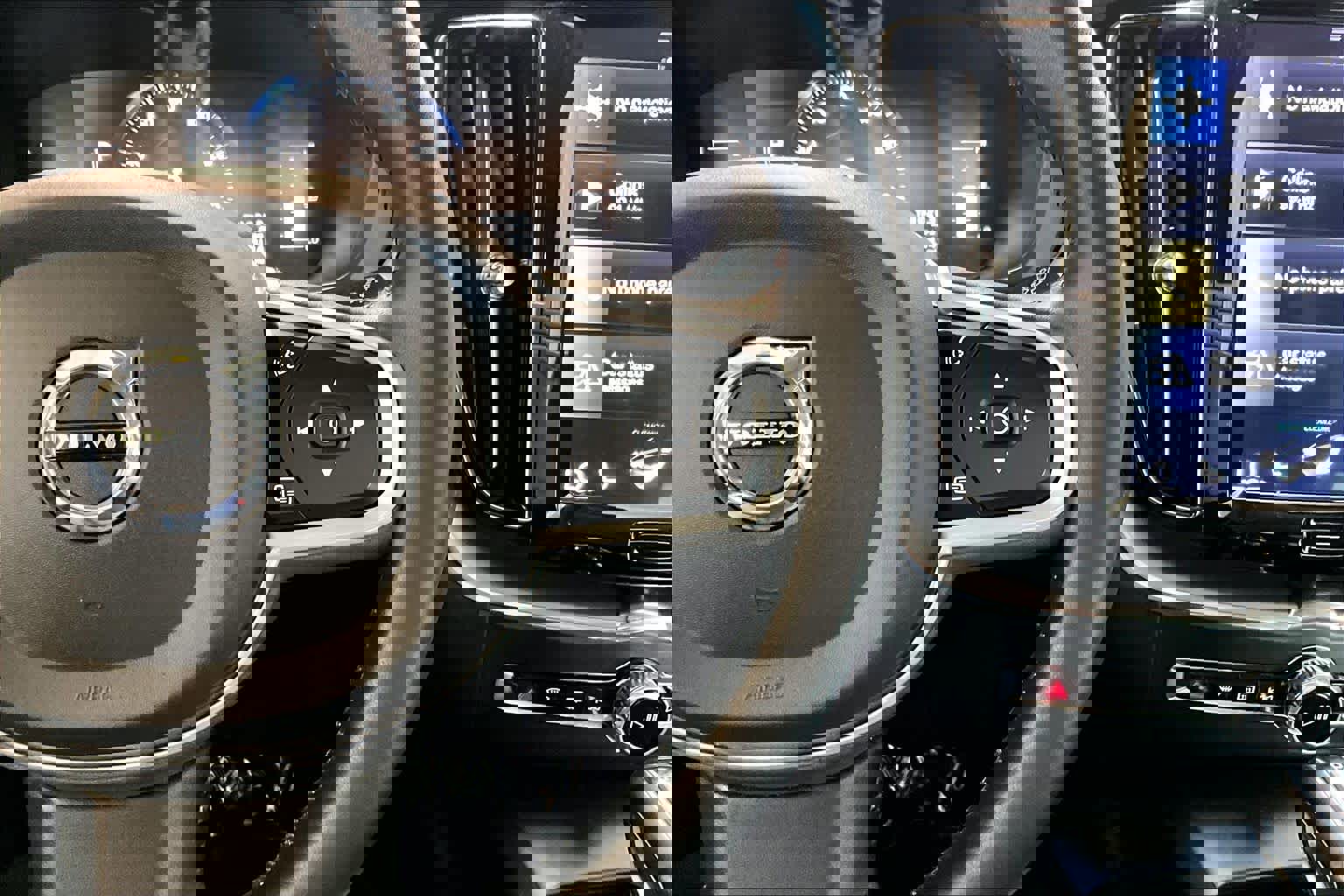 Used 2019 Volvo XC60 T6 Momentum w/ Premium Package image 23