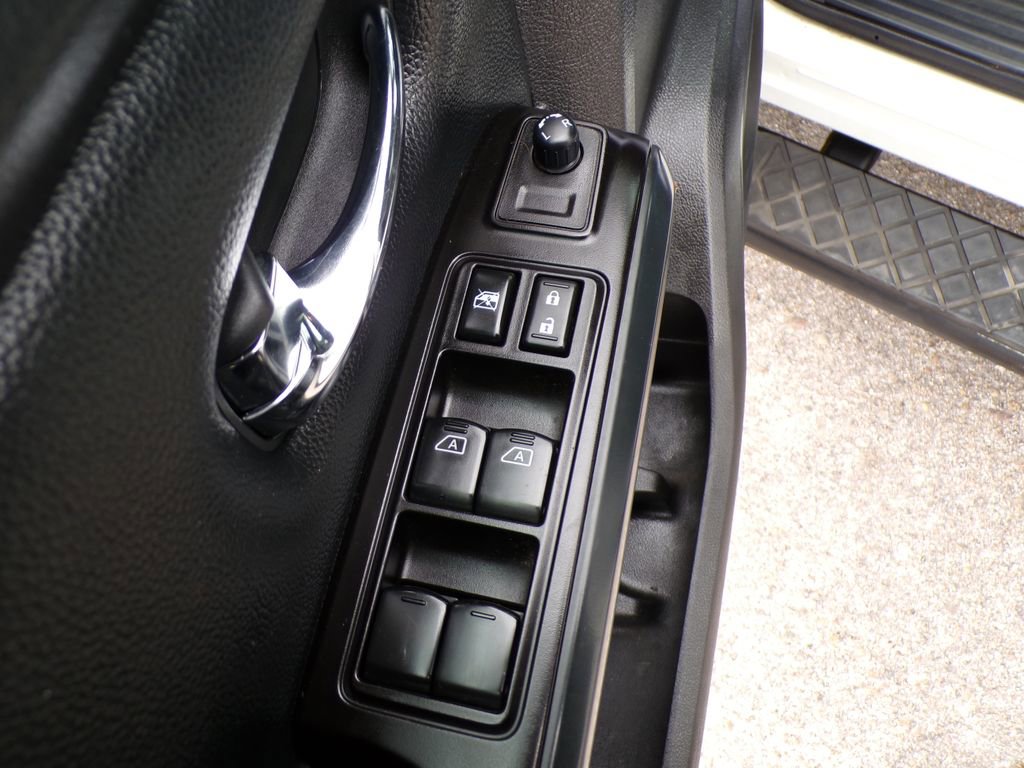 Used 2019 Nissan Titan SV w/ SV Convenience Package AWD/4WD image 11